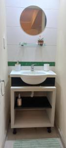 a bathroom with a sink and a mirror at Amplio monoambiente céntrico Rafaela in Rafaela