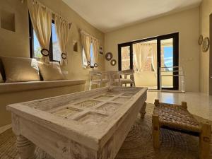 a living room with a table and a couch at Casa Binti Ghepard Towers in Watamu