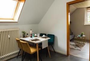 a dining room with a table and chairs and a window at Komfortables Apartment - schnelle Anbindung A30 & A2, nahe Herford-AMA Home in Hiddenhausen