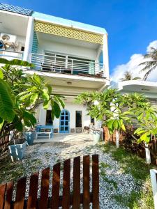 a house with a fence in front of it at 海洋玫瑰海景民宿 in Eluan