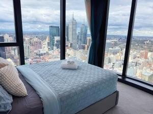 Ένα ή περισσότερα κρεβάτια σε δωμάτιο στο Views comfort luxury heart of Melbourne