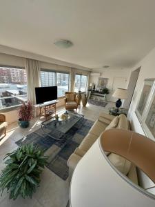 a living room with a couch and a table at Punta del Este Santos Dumont apto 612 Centrico y a un paso de la playa in Punta del Este