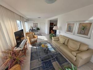 a living room with a couch and a table at Punta del Este Santos Dumont apto 612 Centrico y a un paso de la playa in Punta del Este