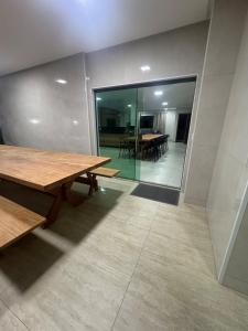 een conferentieruimte met een houten tafel en stoelen bij Casa Verde Domingos Martins - 05 quartos in Domingos Martins