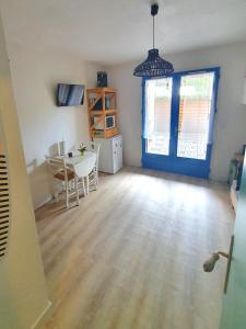 Μια τηλεόραση ή/και κέντρο ψυχαγωγίας στο Ambiance surf et détente à Biscarrosse Plage