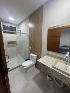 een badkamer met toilet, douche en wastafel bij Casa Verde Domingos Martins - 05 quartos in Domingos Martins