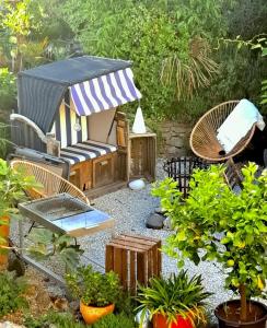 a miniature garden with a bench and a table and chairs at Die Art Farm I Group Rental near Frankfurt I Messe in Schoneck