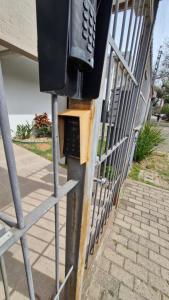 un teléfono público al lado de un edificio en Amplo Apartamento 1 D com VAGA, en Porto Alegre