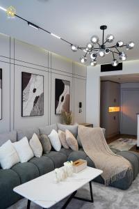 Posezení v ubytování Luxury 2 bedrooms holiday homes only families + 43 fotografií