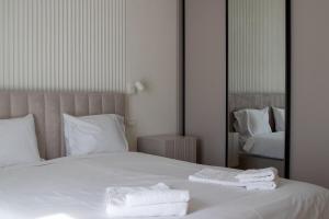 Postel nebo postele na pokoji v ubytování The Lake Home B1, Ap 29