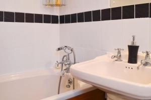 Koupelna v ubytování Riverside 2-Bed Cottage Sleeps 3 with Parking + 22 fotografií