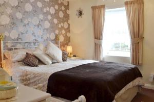 Postel nebo postele na pokoji v ubytování Riverside 2-Bed Cottage Sleeps 3 with Parking