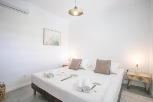 レ・トロワ・イレにあるVilla Hateya, vue mer et piscine privéeの白いベッドルーム(白いシーツと枕付きのベッド1台付) +19枚の写真