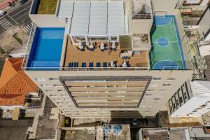 an overhead view of a building with a swimming pool at Condo. c/ Piscina e Academia a 70m da Praia - SMA in Salvador