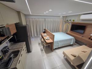 Una pequeña habitación con una cama y una cocina. en Maré Alta Beach Hall by AFT, en Tamandaré