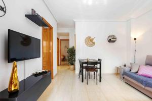 TV a/nebo společenská místnost v ubytování Bungalow cómodo con vistas parciales al mar