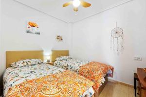 Postel nebo postele na pokoji v ubytování Bungalow cómodo con vistas parciales al mar