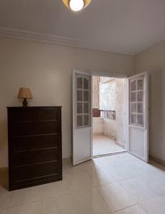 ein leeres Zimmer mit einer Tür und einer Kommode in der Unterkunft For Coffee Lovers in Kairo