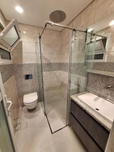 ein Badezimmer mit Dusche, Toilette und Waschbecken in der Unterkunft For Coffee Lovers in Kairo