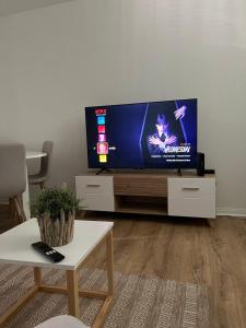 TV a/nebo společenská místnost v ubytování Le Cosy familiale & pro 8 pers