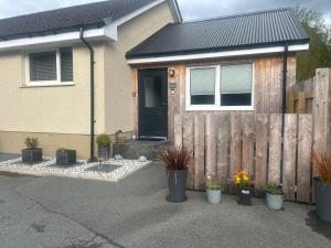 ポートリーにあるBurnbrae Apartmentの塀と鉢植えの家