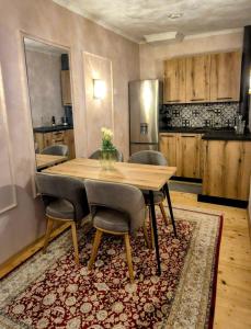 ein Esstisch mit Stühlen und eine Küche in der Unterkunft Mihail Residence - Soul of Kavala in Kavala