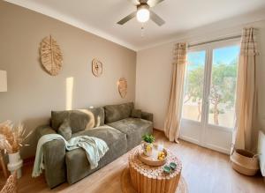 un soggiorno con un divano e un tavolo di Maison 2 chambres à la plage avec jardin a Canet-en-Roussillon