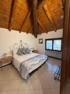 a bedroom with a bed in a room with wooden ceilings at Black and White in Locate Bergamasco