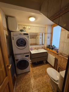 Un baño con lavadora y lavabo. en Coastal Luxe Retreat, en Jūrmala 22 fotos más