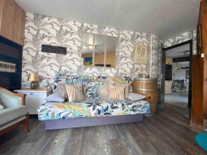 a living room with a couch and a mirror at Perle de sel, centre du Crotoy, 8 pers in Le Crotoy