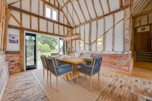 jadalnia ze stołem i krzesłami w stodole w obiekcie The Corn Barn w mieście Kersey +26 zdjęć