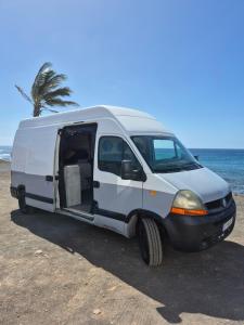 プラヤ・ブランカにあるMeria2のヤシの木のあるビーチに駐車された白いバン
