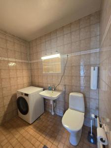 un baño con inodoro y lavabo en Apartment Sotilastorpantie, en Kokkola