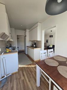 Una cocina y un comedor con mesa y sillas. en Apartment Sotilastorpantie, en Kokkola 7 fotos más