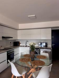 Kuchyň nebo kuchyňský kout v ubytování Cosy Flat Steps from the Beach