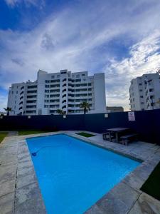 Bazén v ubytování Cosy Flat Steps from the Beach nebo v jeho okolí