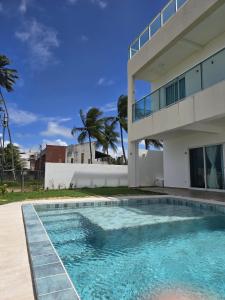 una piscina davanti a una casa di Casa Beira Mar com Piscina Maragogi - Amar & Mar a Maragogi