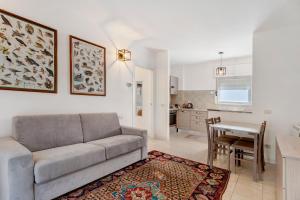 a living room with a couch and a table at Residence Brughiera Malpensa in Lonate Pozzolo