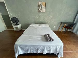 a bed with two pillows on it in a room at Quarto a 150m da Praia do Farol da Barra III in Salvador