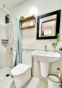 Bilik mandi di Moon Penthouse