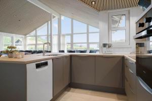 una cocina con fregadero y encimera en 40567-Juelsminde-Pot-Strandby-370, en Sønderby