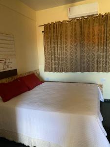Katil atau katil-katil dalam bilik di Falcon Hotel