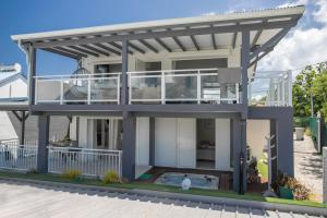 ル・ゴジエにあるVilla Montobanez Le Gosierのパーゴラ付きの家