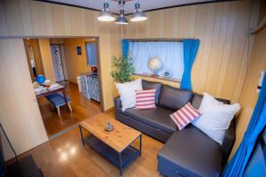 ein Wohnzimmer mit Sofa und Tisch in der Unterkunft Voyager Inn in Tokio