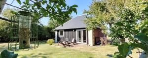 una piccola casa con una gabbia per uccelli nel cortile di Gorton House & Orchard Cottages a Roslin Altre 43 foto