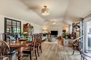 TV a/nebo společenská místnost v ubytování Blossom Cottage