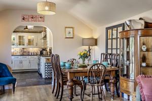 Kuchyň nebo kuchyňský kout v ubytování Blossom Cottage