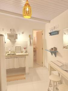 a kitchen with a sink and a counter top at Pipa Magnólia Chalés in Pipa