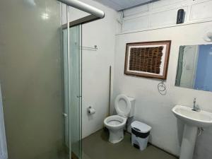 Phòng tắm tại Quarto com Banheiro e Varanda Privados 150m do Mar 4 +20 ảnh