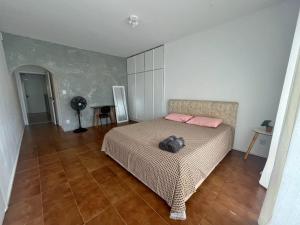Giường trong phòng chung tại Quarto com Banheiro e Varanda Privados 150m do Mar 4